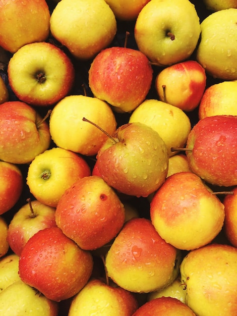 Volledige opname van verse natte appels voor verkoop op de markt