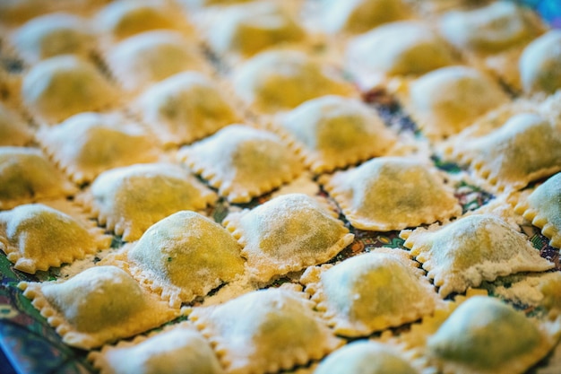 Volledige opname van verse pasta ravioli