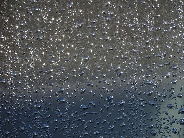Foto volledige opname van waterdruppels op een glazen raam
