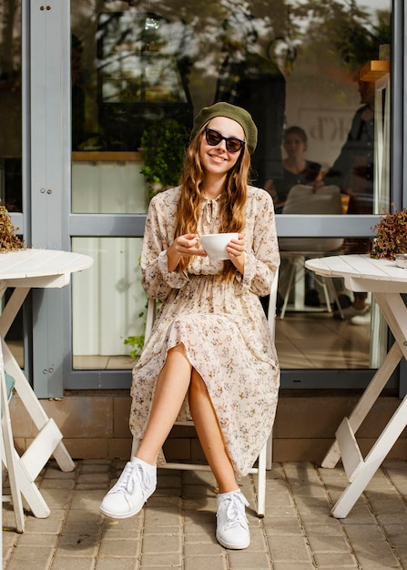 Volledige shot vrouw met matcha latte cup