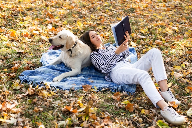 Foto volledige shot vrouw met schattige hond