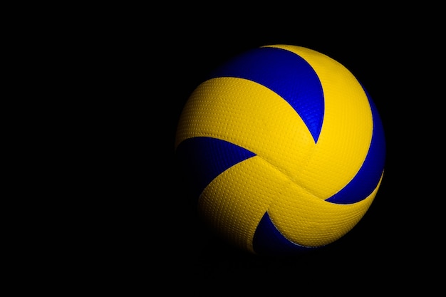 Volleybalbal op zwarte achtergrond.