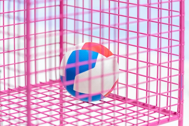 Волейбольный мяч в корзине на волейбольной площадке