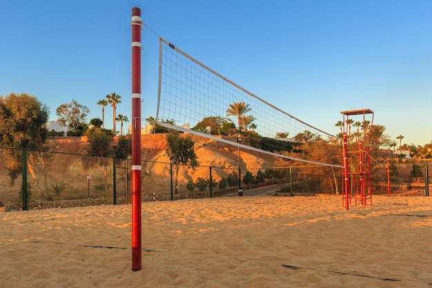 Rete da pallavolo al mattino sulla spiaggia egitto