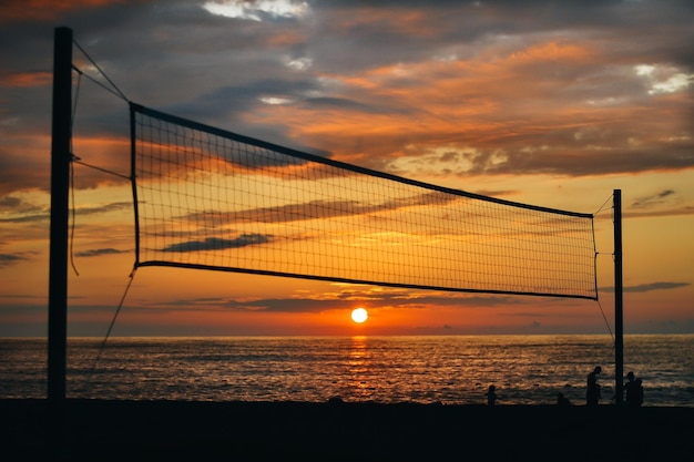 Волейбольная сетка на берегу моря на закате