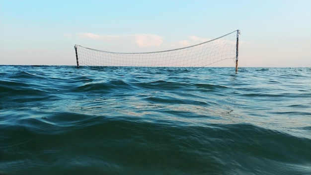 Volleybalnet staand in zeewater zonder spelers