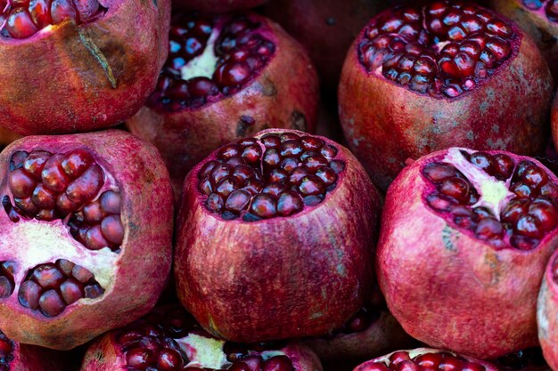 Volop vers gesneden granaatappels op de markt