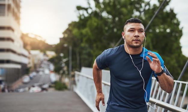 Voluit gaan Shot van een jonge man die aan het hardlopen is in de stad