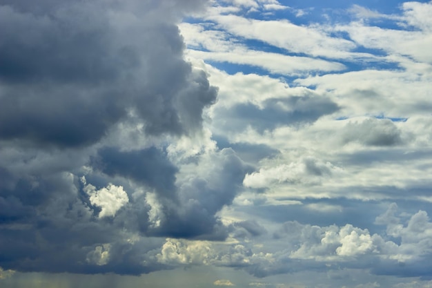 Volumetrische blauwe lucht met dramatische wolken Gestructureerde achtergrond met kopieerruimte