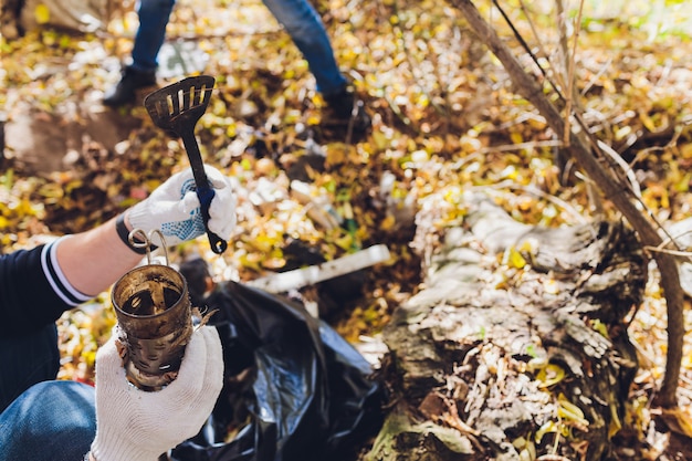 Foto il volontario pulisce la spazzatura in un parco