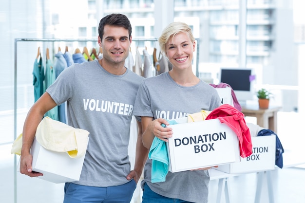 Foto scatole di donazione della tenuta delle coppie volontarie