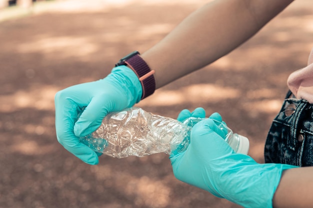 プラスチックごみを持っているボランティアごみをきれいに捨ててください