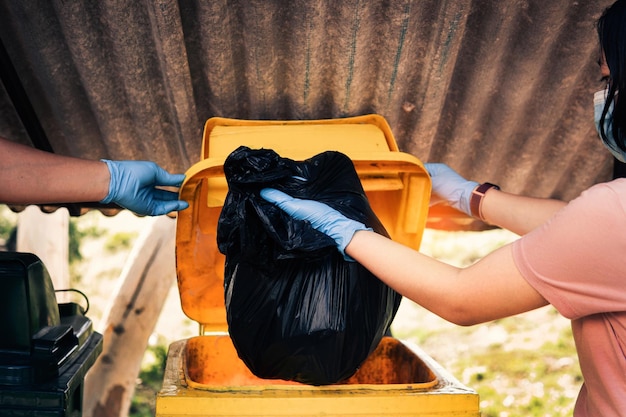 플라스틱 쓰레기를 들고 자원 봉사자 쓰레기를 적절하게 처리하기 위해 청소
