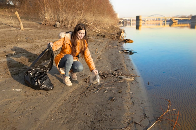 Volontario che raccoglie la spazzatura dalla spiaggia