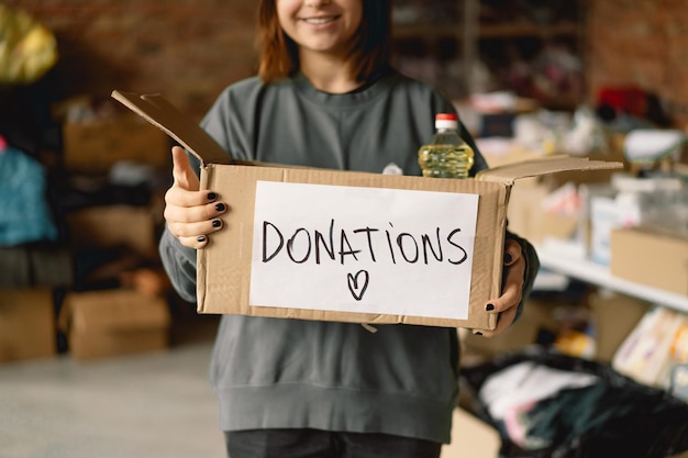 Photo volunteer teengirl preparing donation boxes for people