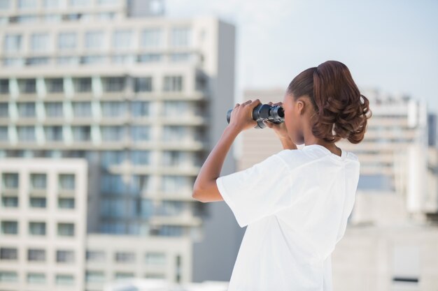 写真 双眼鏡を使用しているボランティアの女性