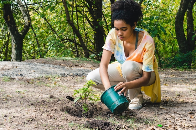 Volunteer working for the conservation of the environment and the care of the planet earth