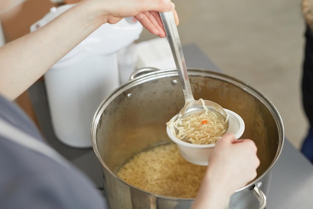 写真 炊き出しでのボランティア