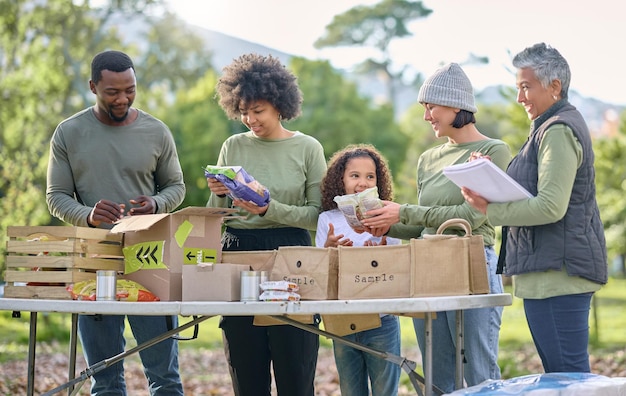 Foto volontariato di beneficenza cibo e persone con bambini per la sostenibilità aiuto alla povertà e servizio alla comunità nel parco giardinaggio gestione della pianificazione di frutta e verdura e lavoro di squadra di bambini e amici