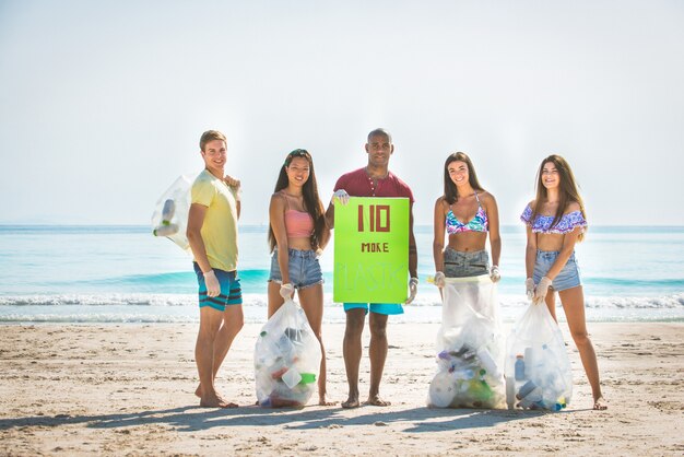 Volontari che raccolgono plastica sulla spiaggia