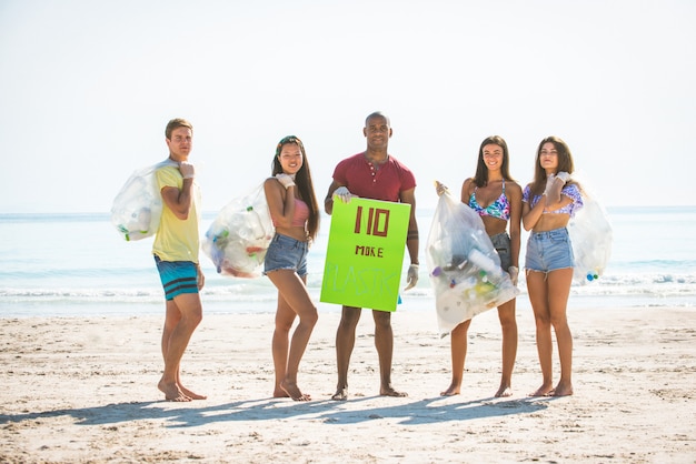 해변에서 플라스틱을 수집하는 자원 봉사자