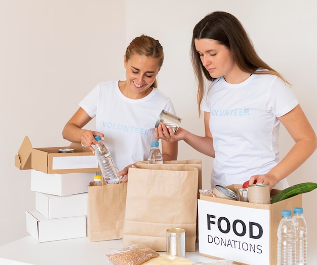 Фото Волонтеры получают продукты в мешках для пожертвований