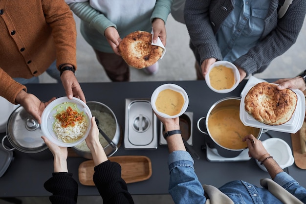 難民支援センターで人々に食べ物を配るボランティア