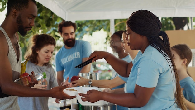 Photo volunteers serve meals to those in need