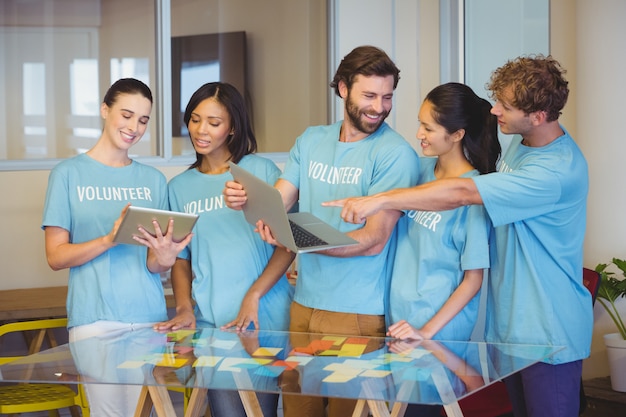 Photo volunteers using laptop