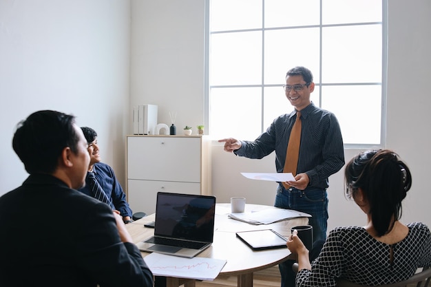 Volwassen Aziatische Executive Ceo met multi-etnische zakenmensen bespreken bedrijfsproject in de bestuurskamer