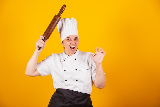 Volwassen Braziliaanse vrouw chef-kok meester in de gastronomie Kok met houten deegroller voor het bereiden van pasta en pizza