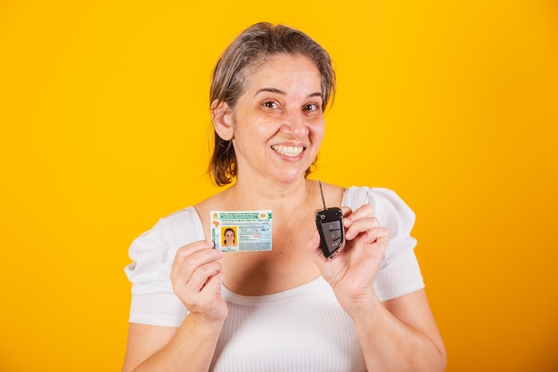 Volwassen Braziliaanse vrouw met autosleutel en rijbewijs