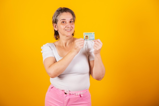 Volwassen Braziliaanse vrouw met rijbewijs