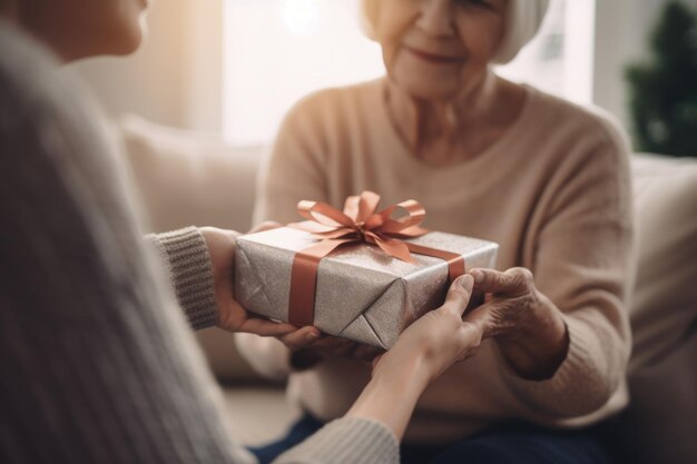 Foto volwassen dochter die een zorgvuldig ingepakt geschenk aan haar bejaarde moeder presenteert vol liefde