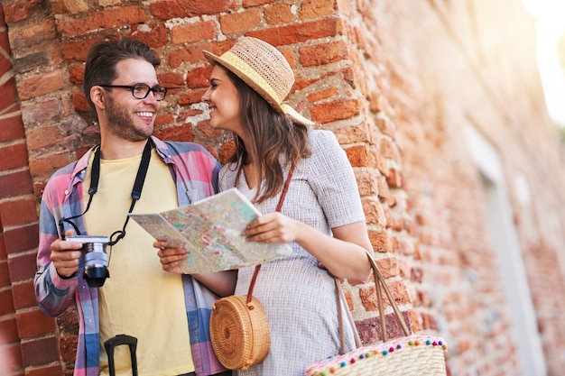 Foto volwassen gelukkige toeristen die gdansk polen in de zomer bezoeken sightseeing