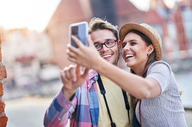 volwassen gelukkige toeristen die Gdansk Polen in de zomer bezoeken sightseeing