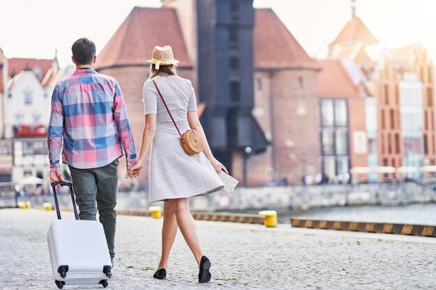 volwassen gelukkige toeristen die Gdansk Polen in de zomer bezoeken sightseeing