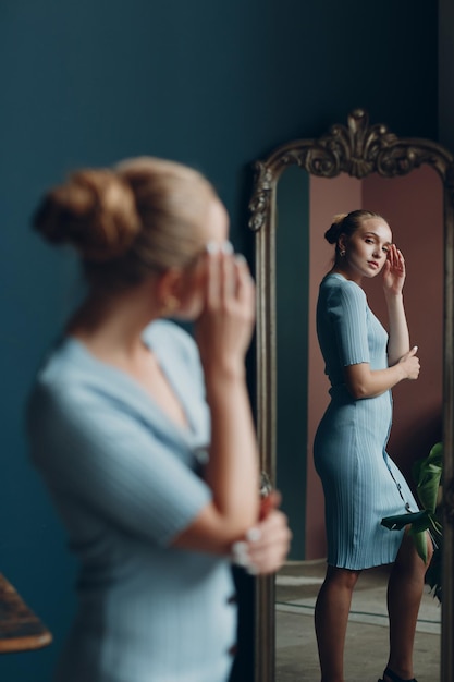 Foto volwassen jonge vrouw glimlach portret in studio