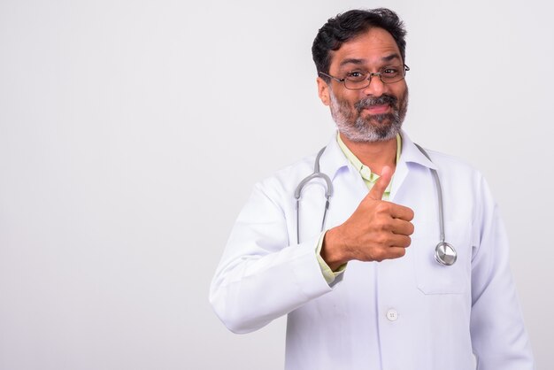 volwassen knappe bebaarde Indiase man arts op wit