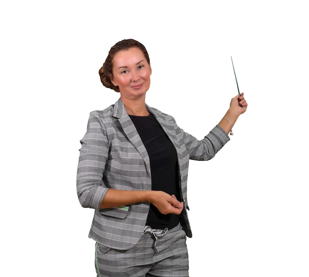 Volwassen lachende vrouw docent met een aanwijzer geïsoleerd op een witte achtergrond