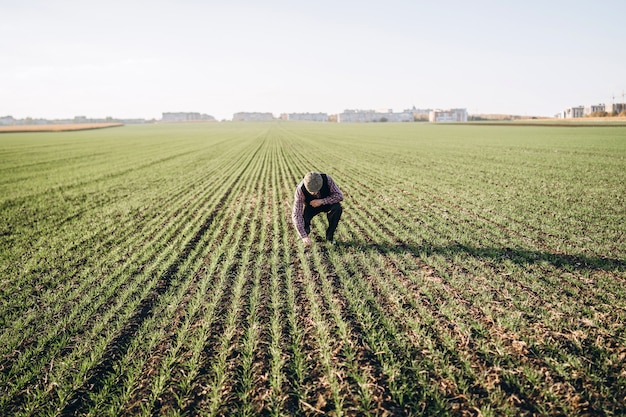 Volwassen landbouwer die installaties controleert op zijn boerderij.