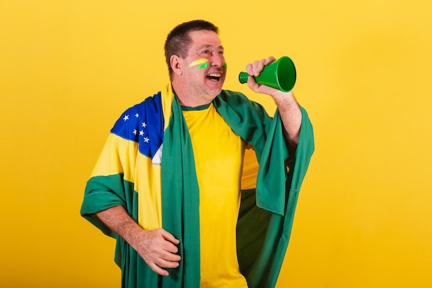 Volwassen man brazilië voetbalfan met vlag schreeuwen promotie met mega telefoon