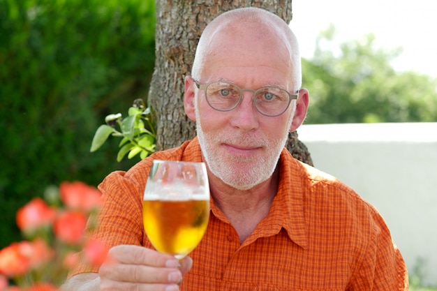 volwassen man buiten een biertje drinken