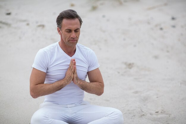 Volwassen man doet meditatie