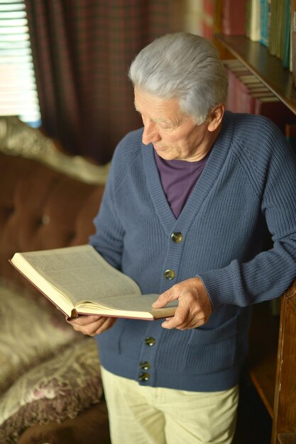 Volwassen man leesboek