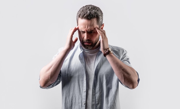 Volwassen man lijdt aan hoofdpijn en migraine in studio foto van man met migraine hoofdpijn