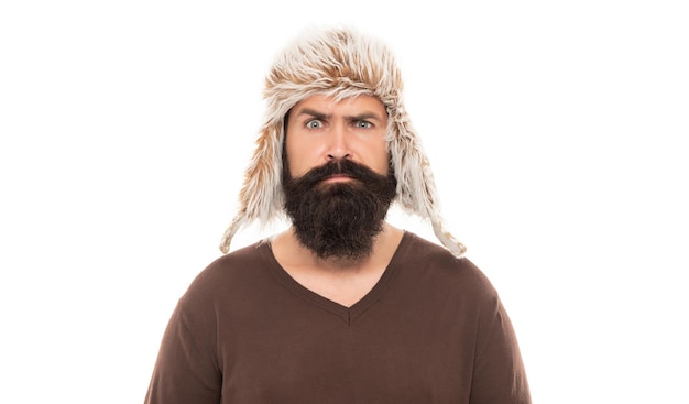 Volwassen man met baard in oorklep hoed. baard haarverzorging. hipster geïsoleerd op wit. zelfverzekerde man met snor draag een warme muts. mannelijke wintermode. mannen schoonheid. bebaarde man portret.