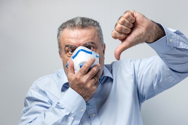 Volwassen man met beschermend masker voor coronavirus