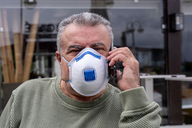 Volwassen man met beschermend masker voor coronavirus