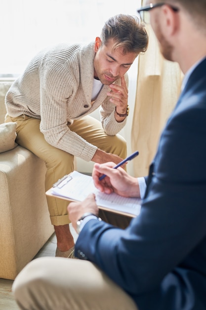 Foto volwassen man met depressie